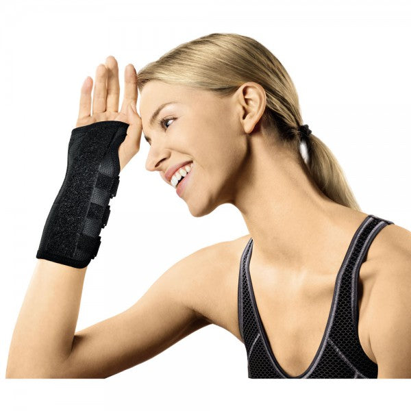 Frau mit Handgelenkorthese