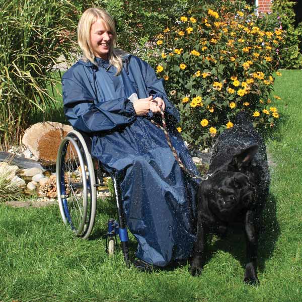 Rollstuhlfahrerin mit Hund