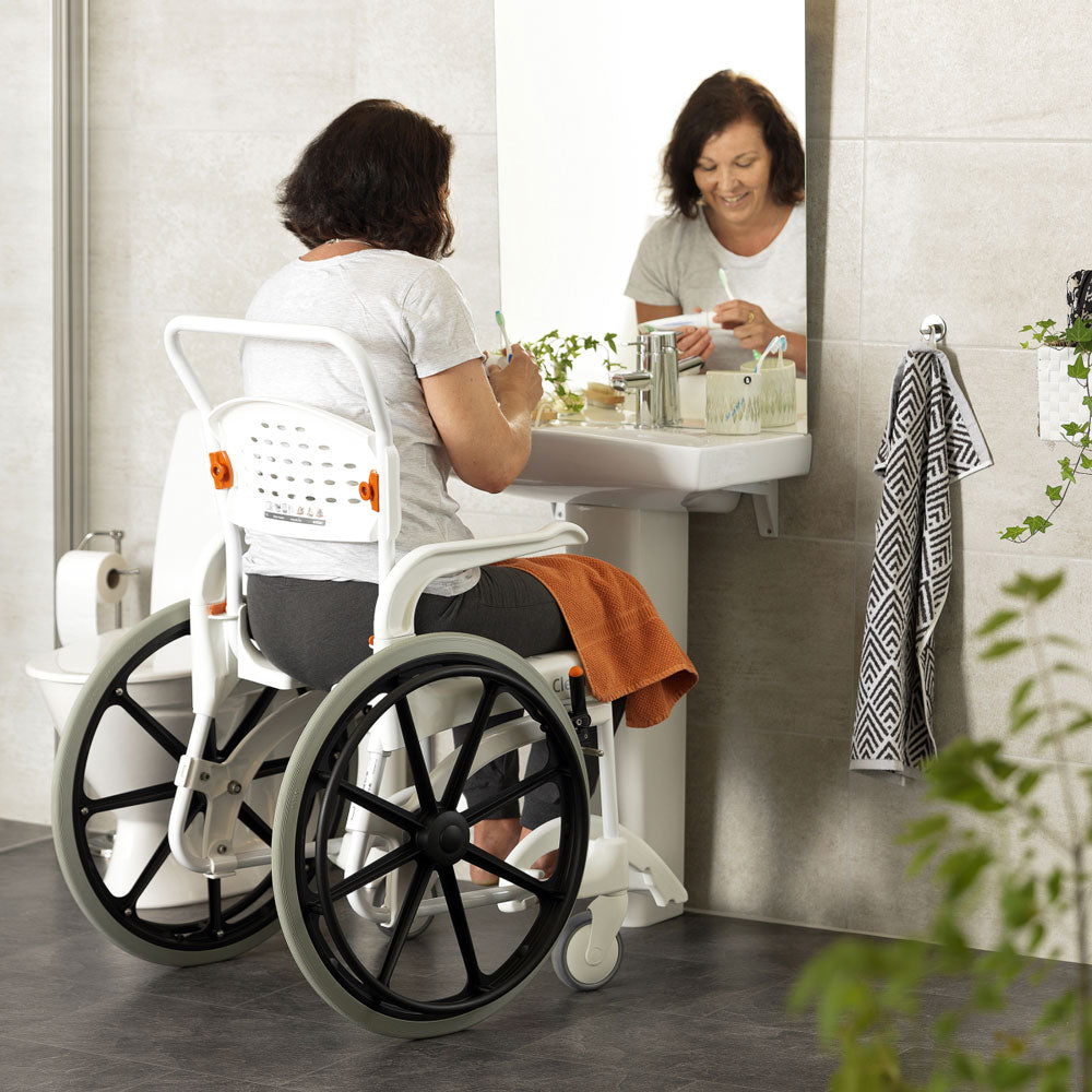 Etac CLEAN Dusch- und Toilettenrollstuhl 24" Räder